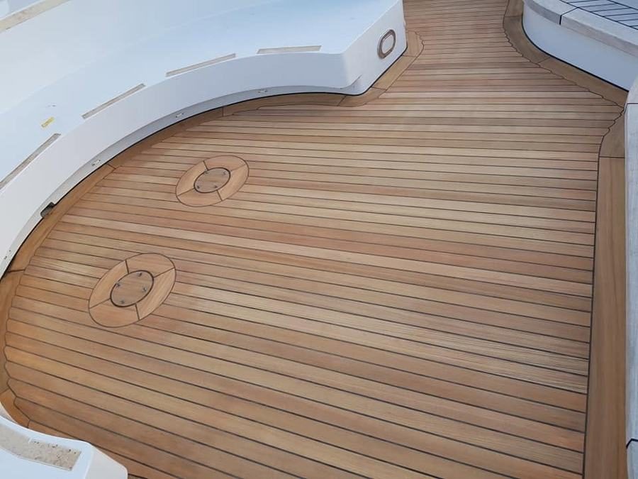 Deck around curved seating